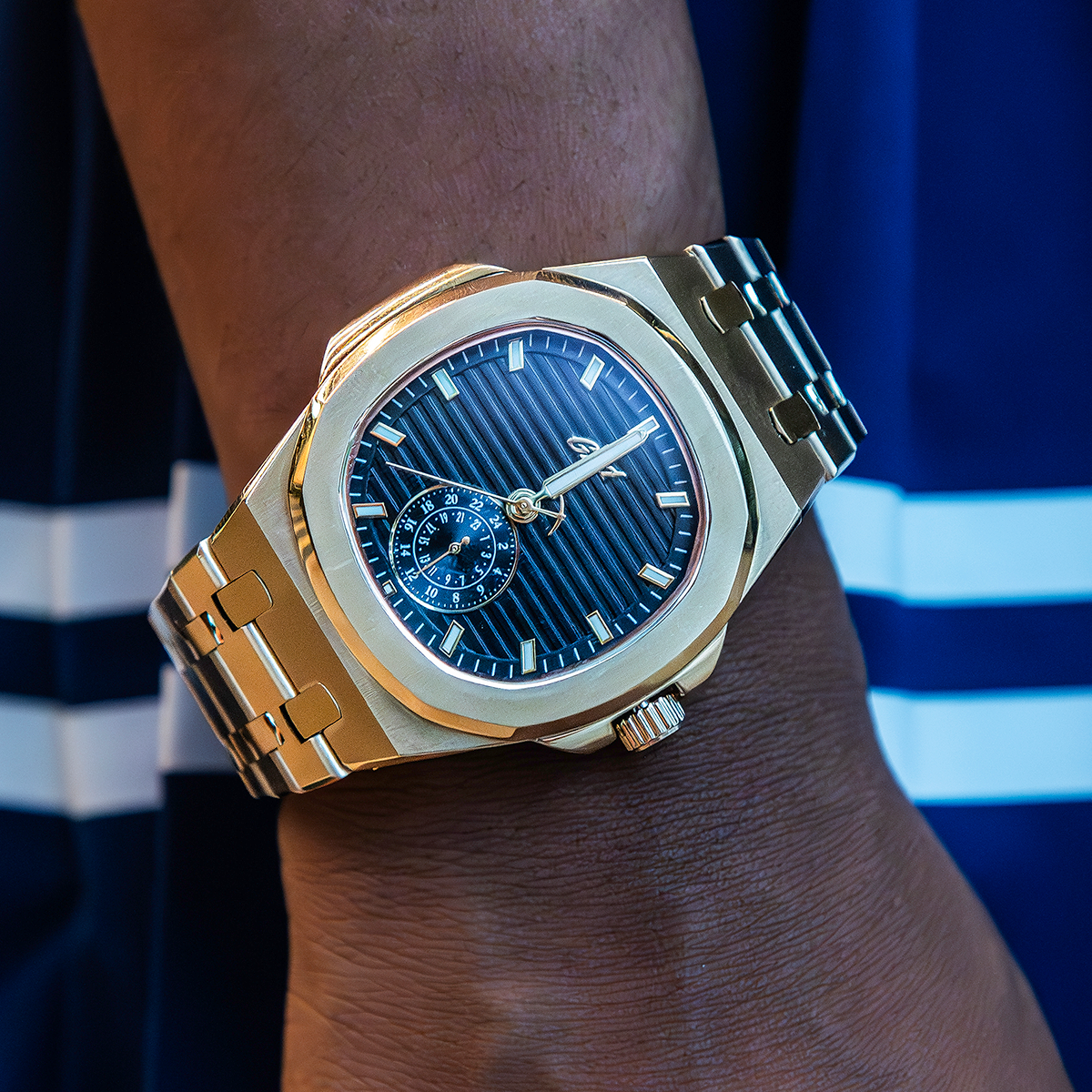 39MM Visionary Plain Case & Black Dial Watch - Yellow Gold