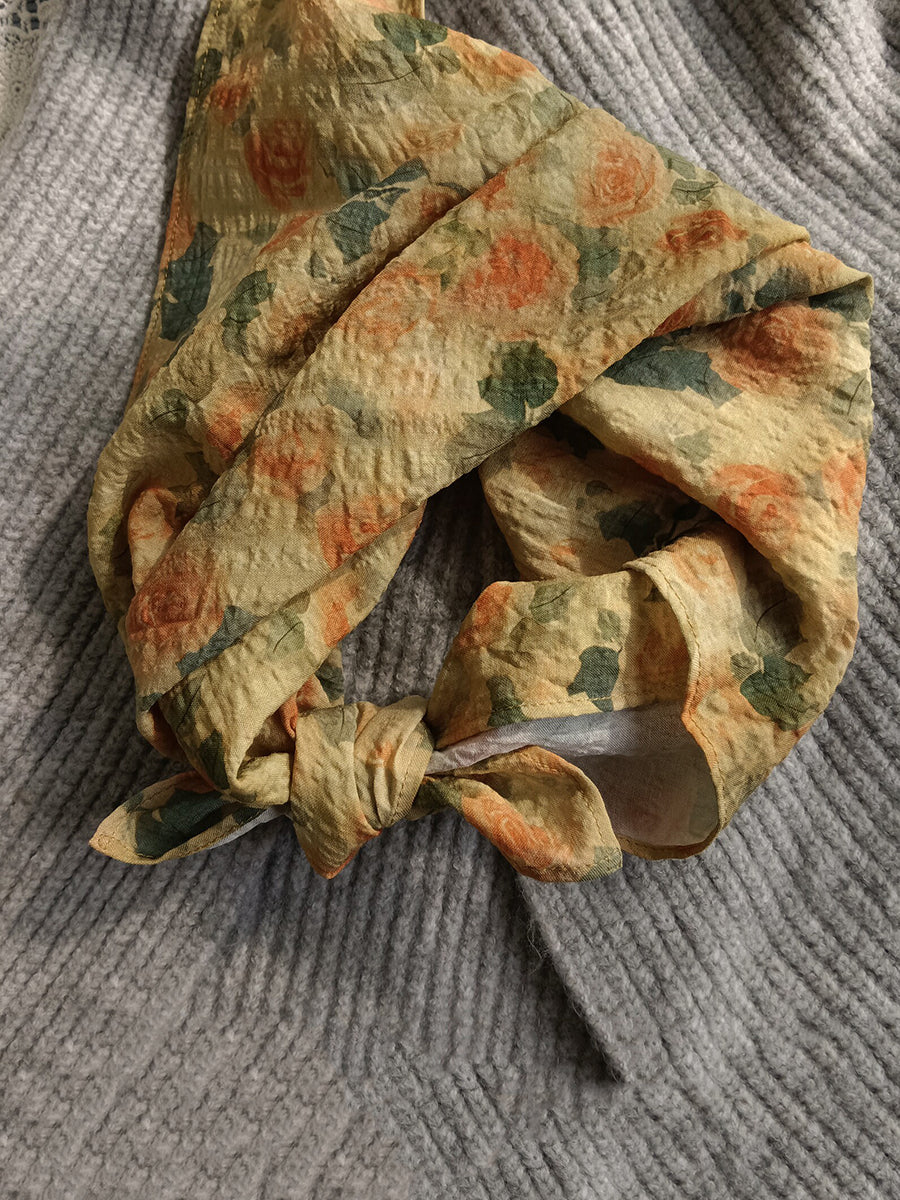 柔軟植物纖維花卉圖案方巾，帶有微氣泡紋理