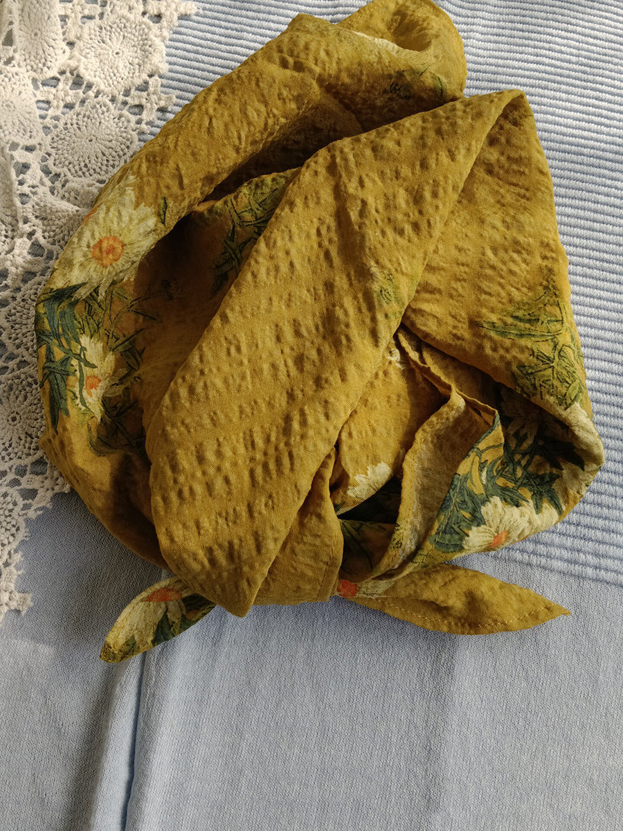 柔軟植物纖維花卉圖案方巾，帶有微氣泡紋理