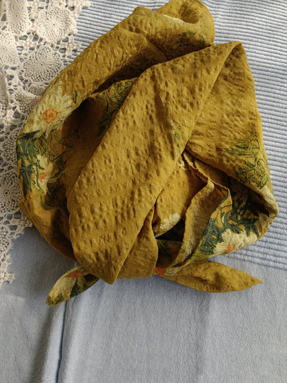 柔軟植物纖維花卉圖案方巾，帶有微氣泡紋理